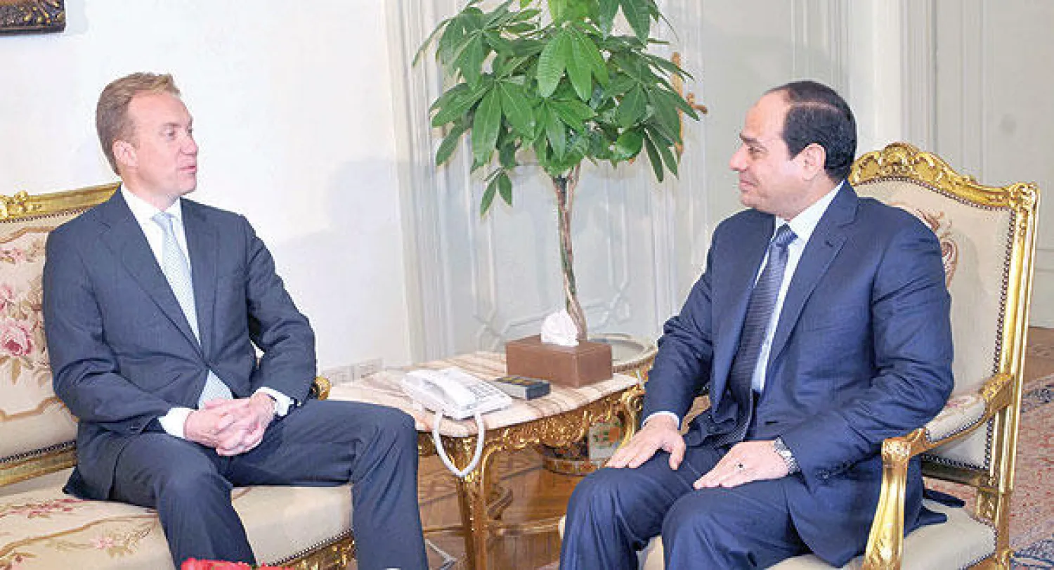 الرئيس المصري عبد الفتاح السيسي لدى استقباله وزير الخارجية النرويجي بورغ برينده في القصر الرئاسي بالقاهرة أمس (أ.ف.ب)