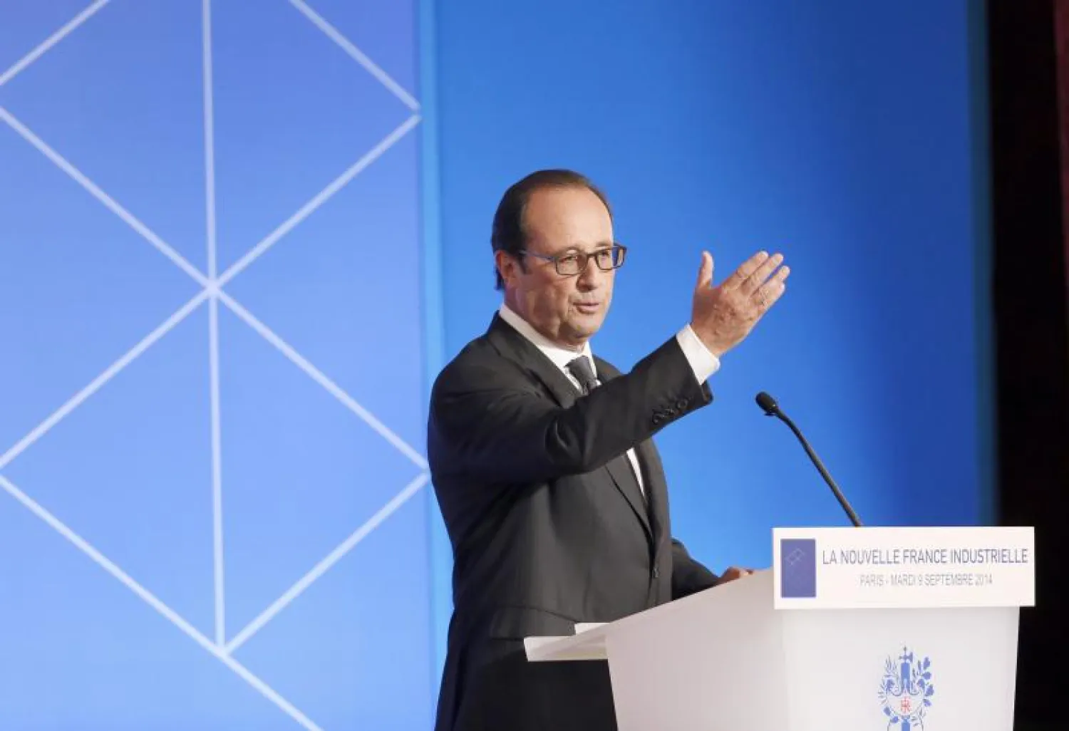 الرئيس الفرنسي في وضع حرج مع استئناف الدورة البرلمانية