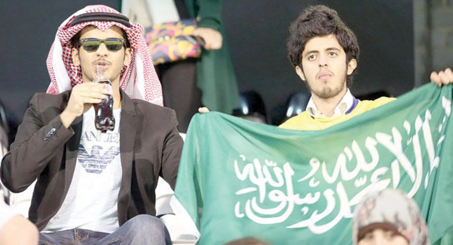 الزي السعودي حضر هو الآخر في مدرجات ملعب فولهام (رويترز)