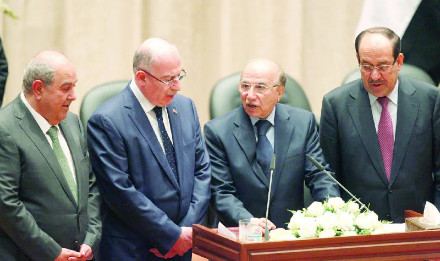 إياد علاوي وأسامة النجيفي ونوري المالكي يرددون وراء رئيس المحكمة الاتحادية مدحت المحمود اليمين الدستورية  نوابا لرئيس الجمهورية أمام البرلمان الاثنين الماضي (رويترز)