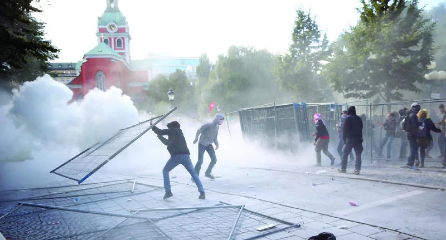 مواجهة بين الشرطة ومتظاهرين مناهضين لاجتماع انتخابي نظمه اليمين المتطرف في استوكهولم في 30 أغسطس الماضي (رويترز)