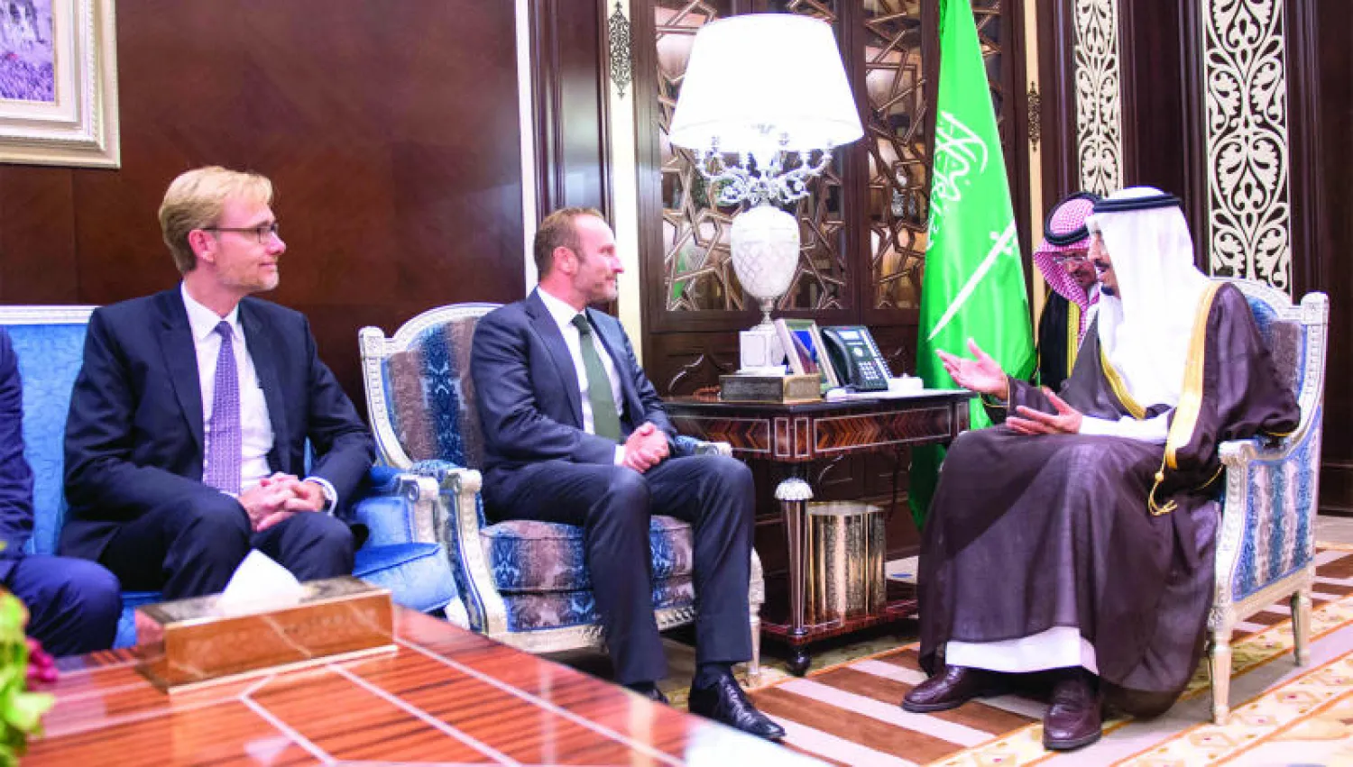 الأمير سلمان بن عبد العزيز لدى لقائه وزير الخارجية الدنماركي في جدة مساء أول من أمس  (واس)