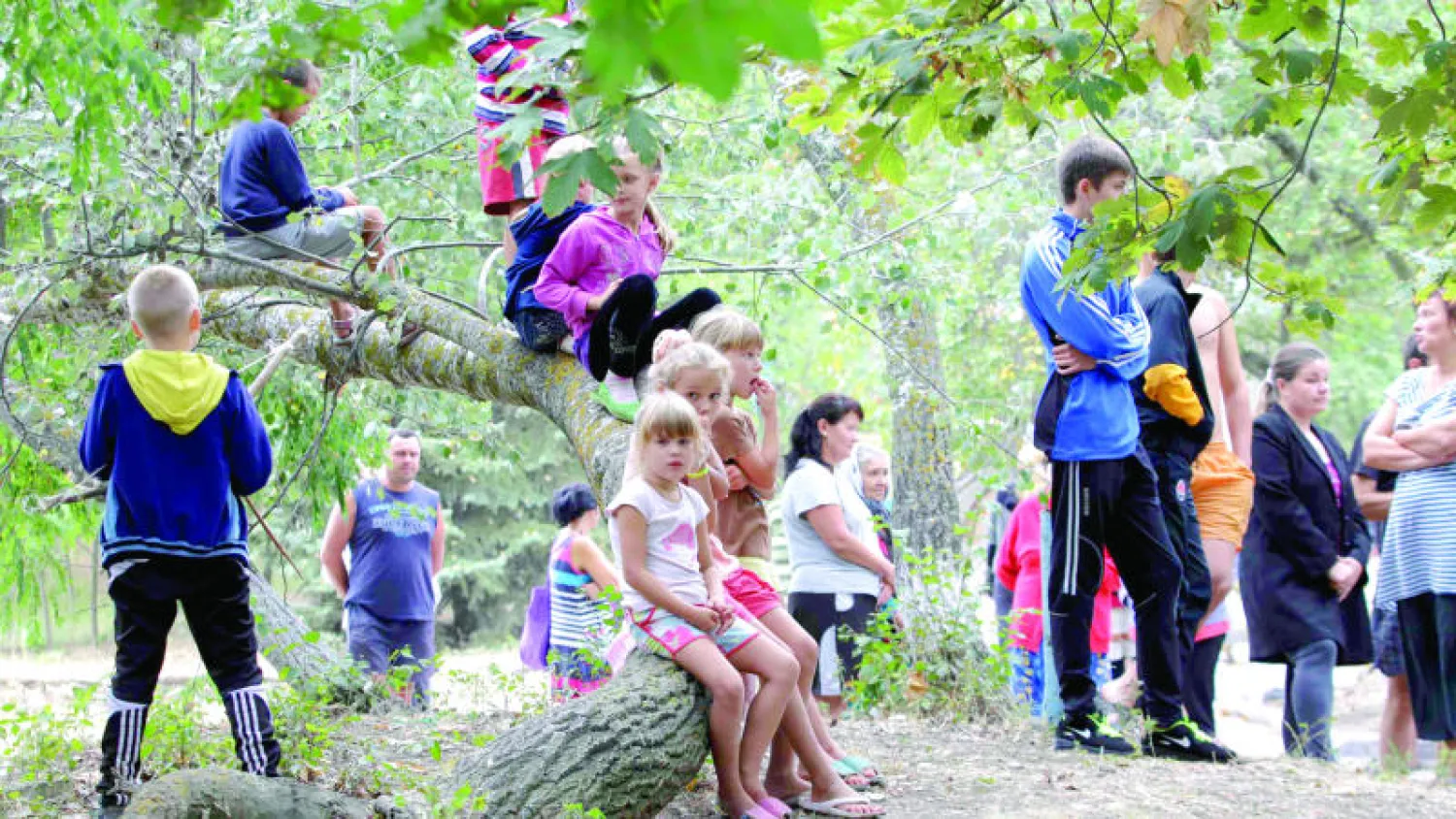 نازحون ينتظرون دورهم للحصول على مساعدات إنسانية في مدينة ماريوبول الساحية بجنوب أوكرانيا أمس (رويترز)