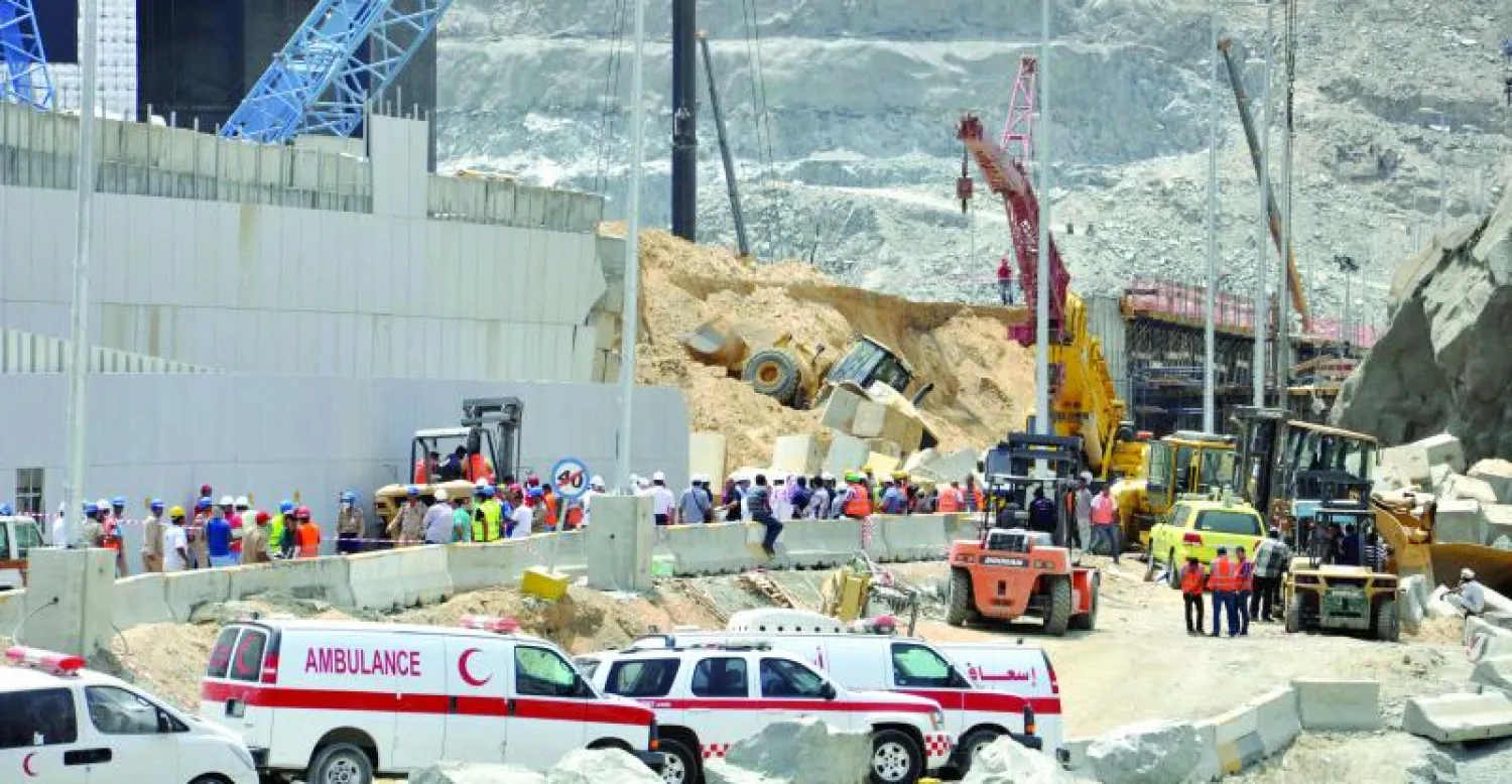 آليات تابعة للدفاع المدني وفرق من الهلال الأحمر السعودي في موقع حادث انهيار مكعبات خرسانية في جبل الكعبة بمكة المكرمة والذي أدى إلى مصرع 6 عمال وإصابة أكثر من 20 آخرين (تصوير: أحمد حشاد)