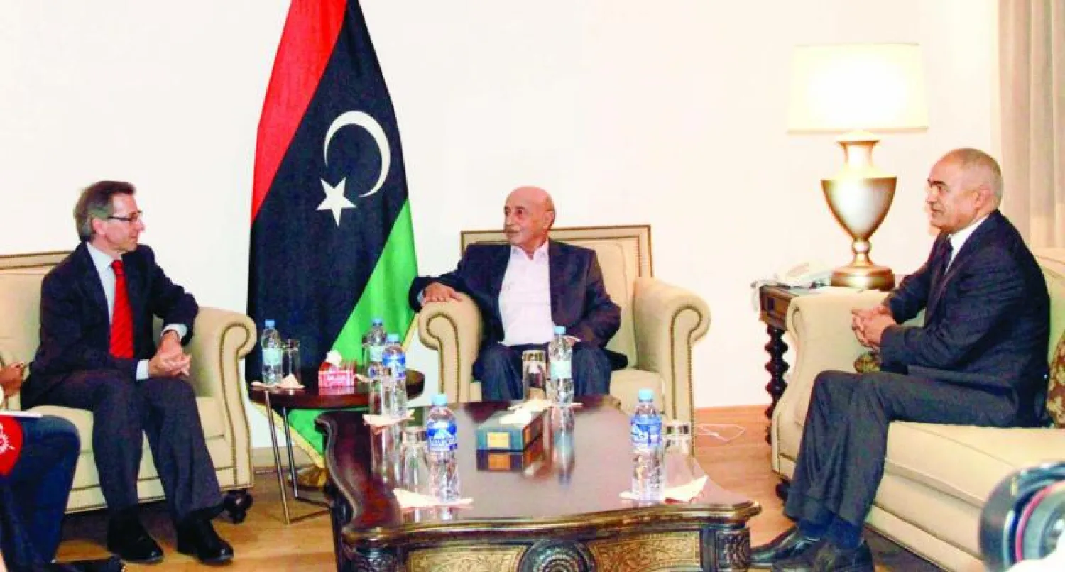 الموفد الأممي الخاص إلى ليبيا بيرناردينو ليون (يسار) أثناء لقائه مع رئيس البرلمان الليبي عقيلة صالح عيسى (وسط) في مدينة طبرق (رويترز)