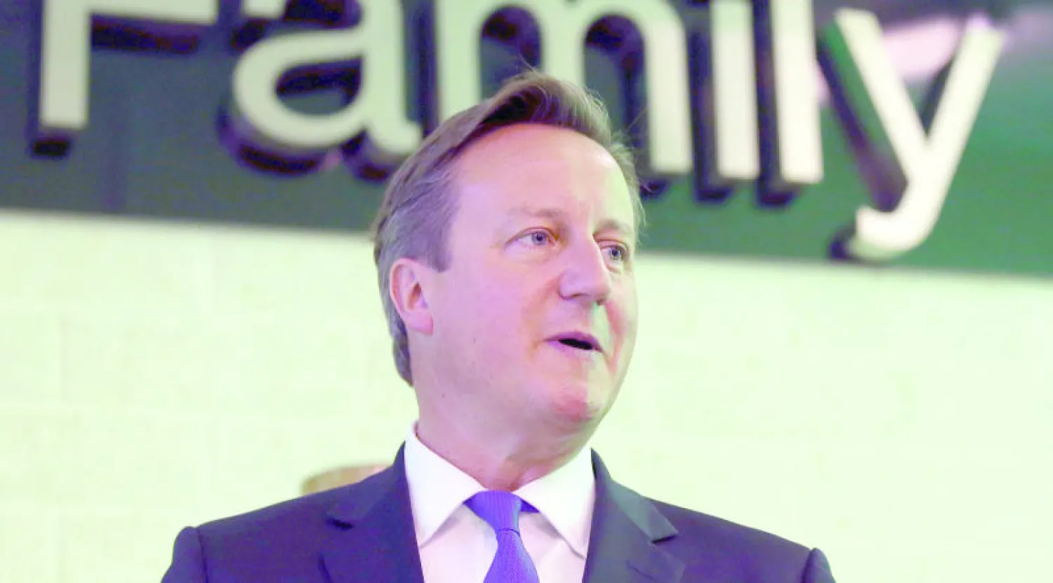 ديفيد كاميرون بدا متأثرا خلال توسله للاسكوتلنديين بألا يصوتوا بـ«نعم» للانفصال (رويترز)