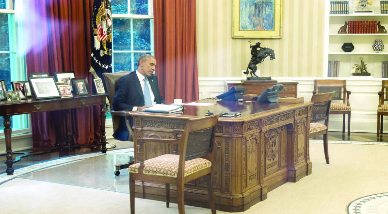 الرئيس الأميركي باراك أوباما أثناء اتصاله الهاتفي مع خادم الحرمين الشريفين في المكتب البيضاوي بواشطن أمس (أ.ف.ب)