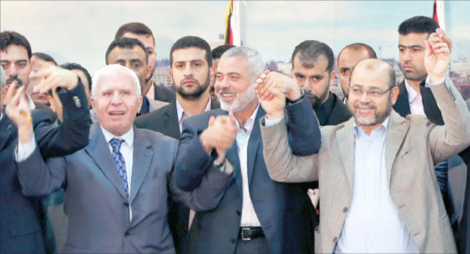 أبو مرزوق (يسار)