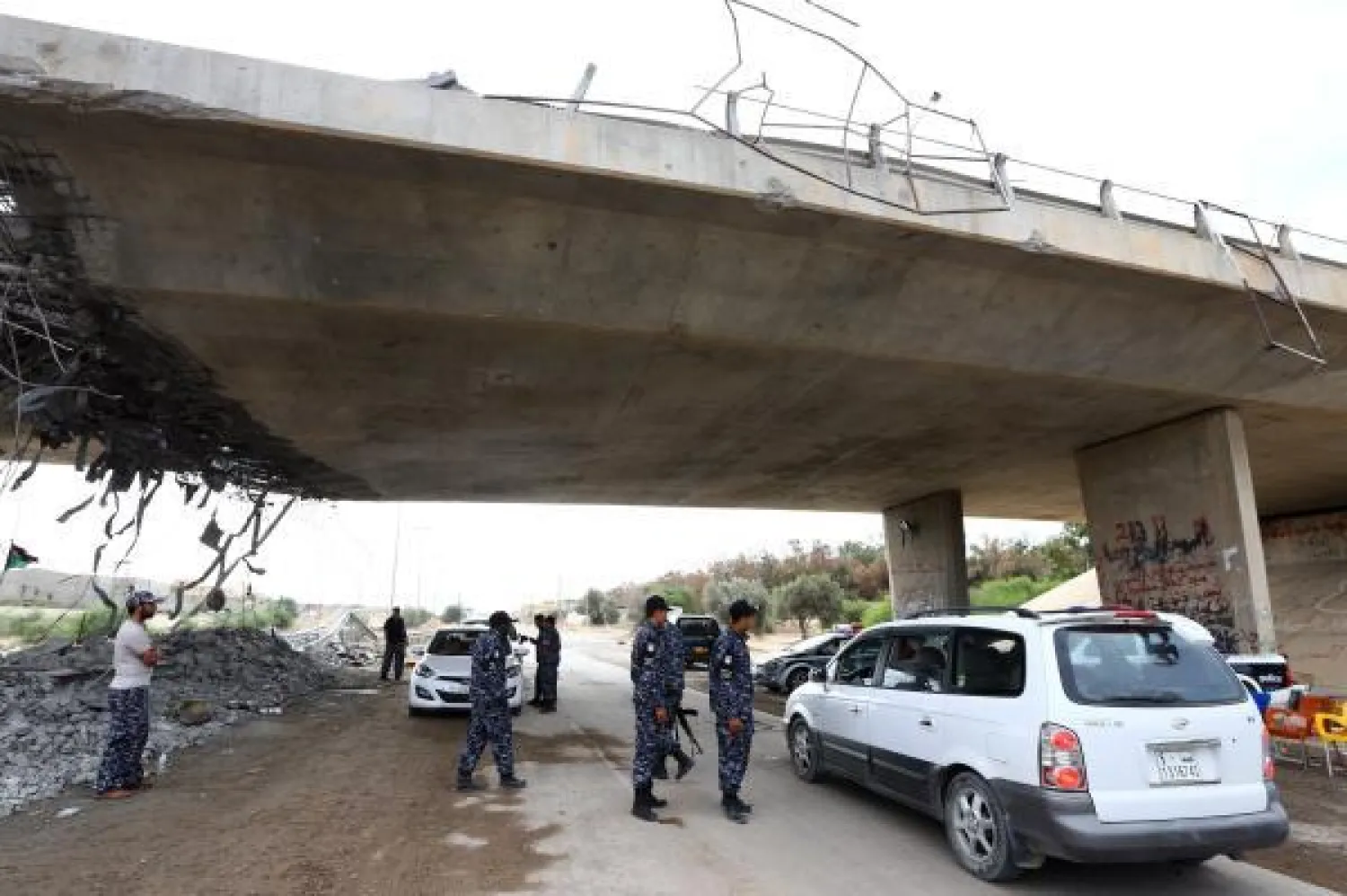 متشددون يقتلون خمسة جنود ليبيين ويختطفون 25 آخرين