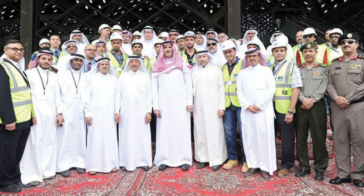 الأمير فيصل بن سلمان خلال زيارته مشروع محطة سكة قطار الحرمين بالمدينة المنورة أمس (واس)