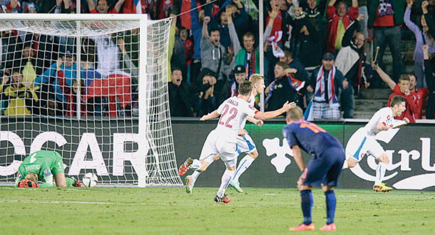 بيلار مهاجم التشيك (أقصى اليمين) يحتفل بهدفه القاتل في مرمى هولندا إثر خطأ فادح من الدفاع (إ.ب.أ)