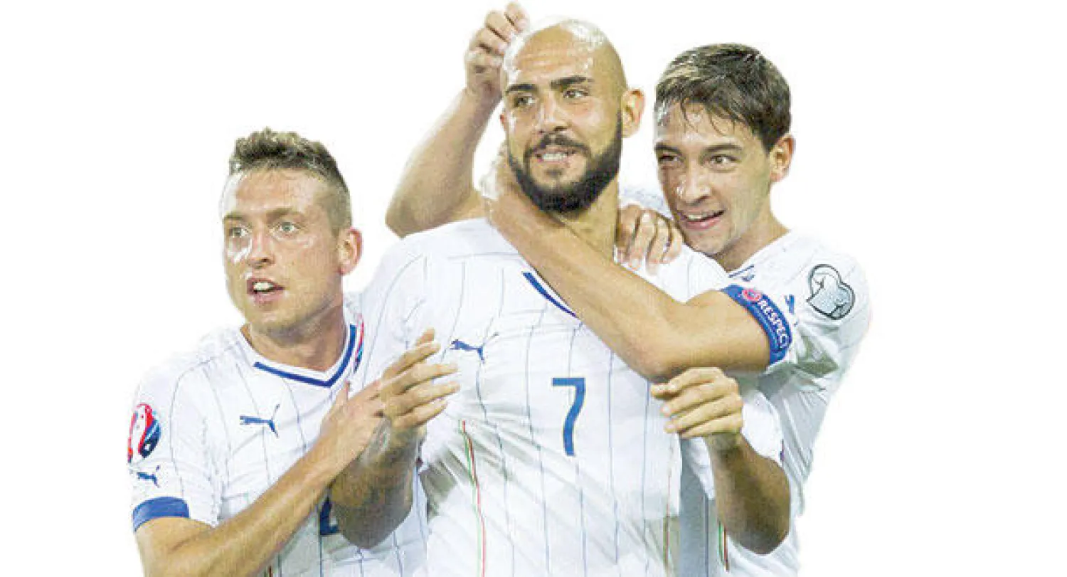 الإيطالي زاتزا يحتفل بين زملائه بهدفه في مرمى النرويج (رويترز)