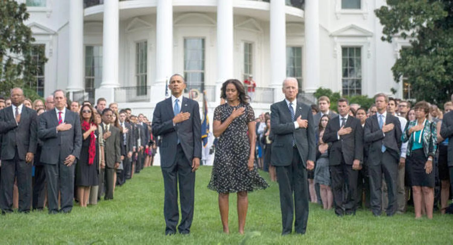 أوباما وزوجته ميشيل ونائبه جو بايدن يشاركون في دقيقة صمت تذكرا لضحايا هجمات سبتمبر في حديقة البيت الأبيض أمس (إ.ب.أ)