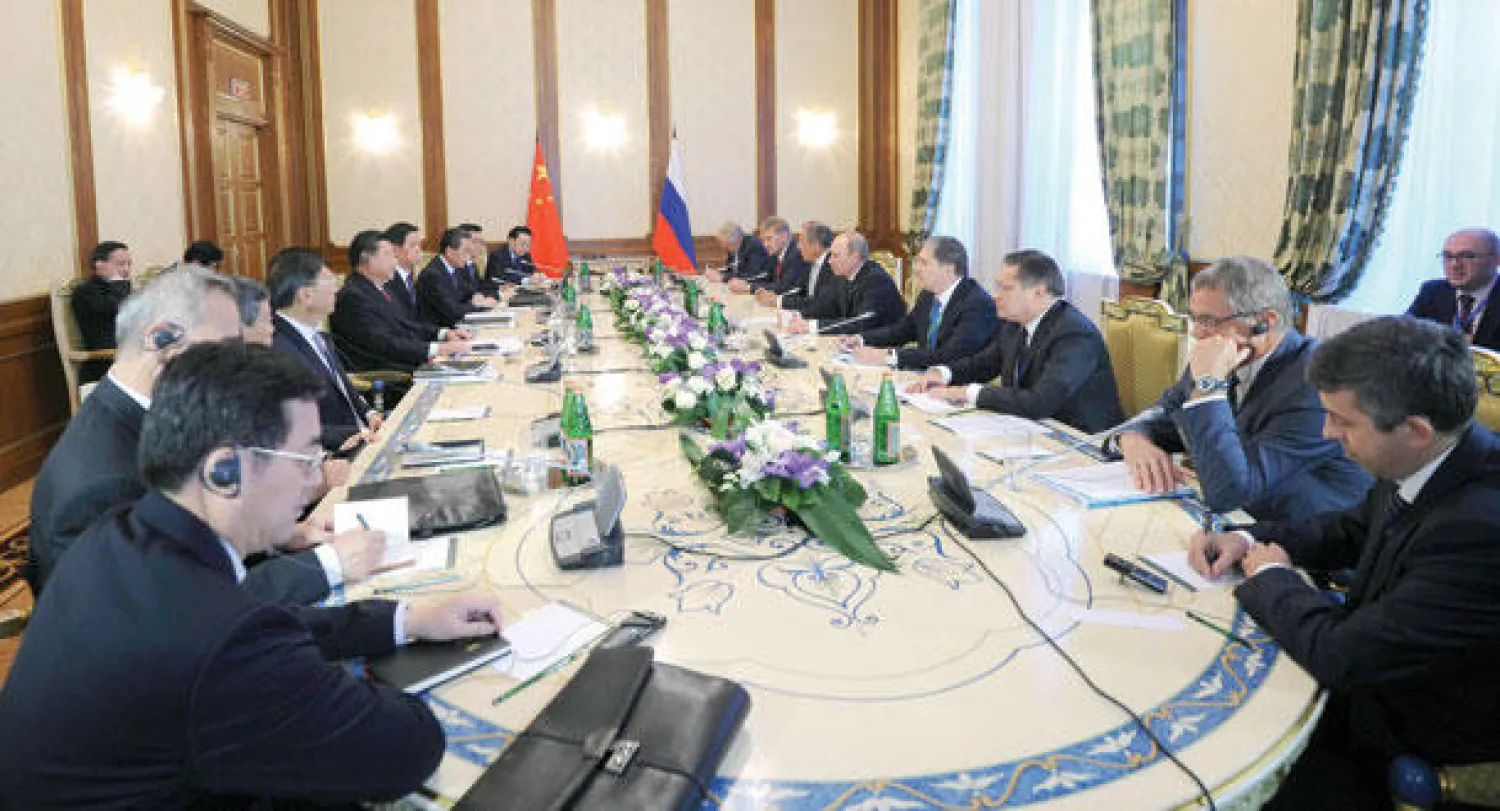 الرئيس الروسي بوتين (الخامس يمينا) يجري محادثات مع نظيره الصيني جينبينغ (الخامس يسارا) بمناسبة قمة مجموعة شنغهاي في دوشنبه أمس (رويترز)