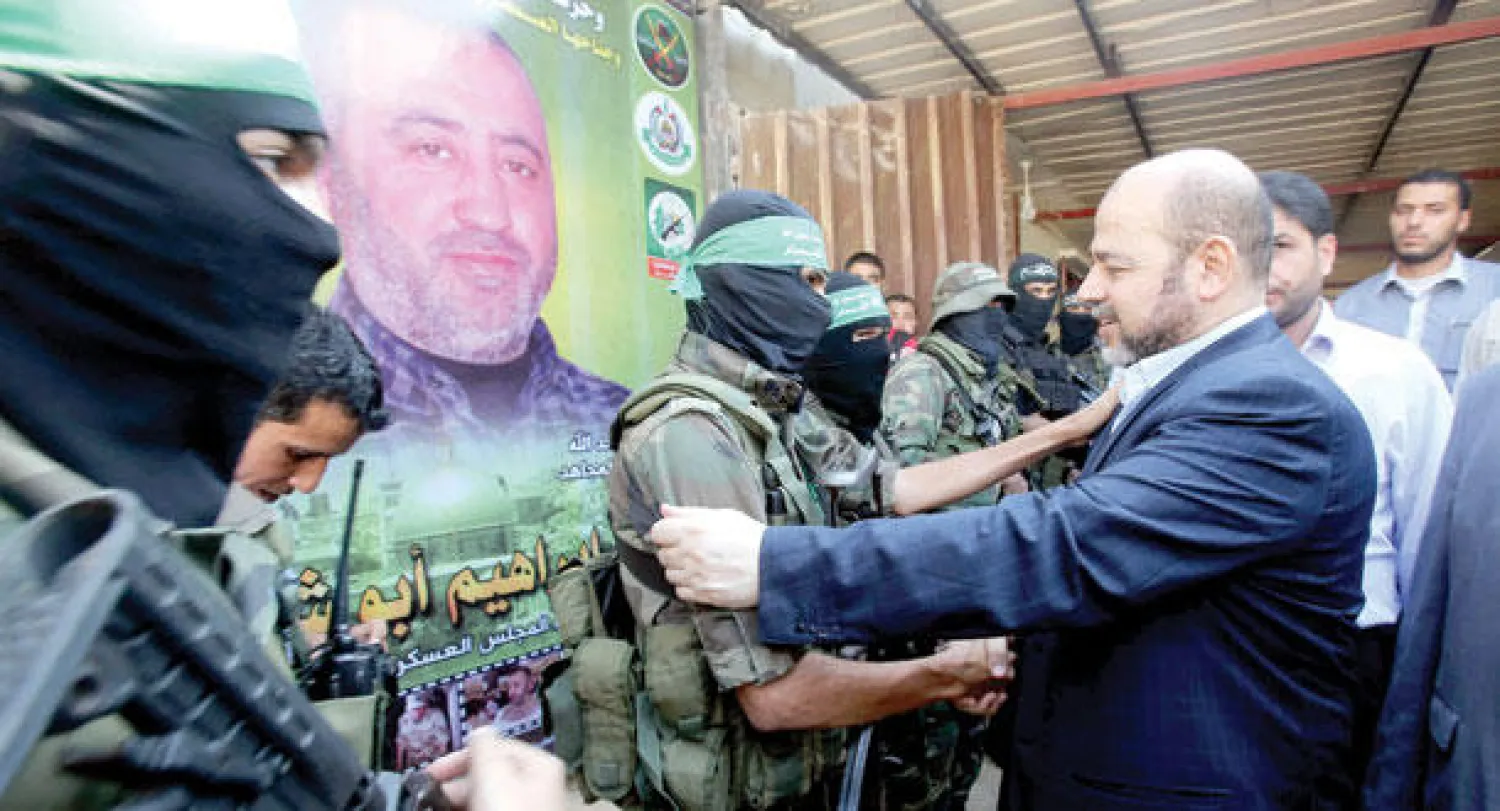 موسى أبو مرزوق يصافح جنديا خلال مراسيم تأبين محمد أبو شمالة الذي قتل على أيدي قوات الاحتلال الاسرائيلي في رفح (رويترز)