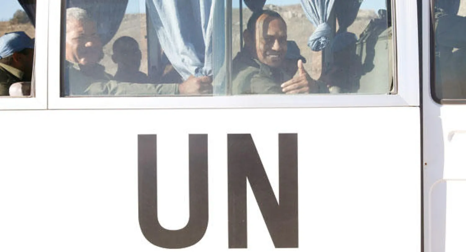 الفيجيون التابعون لقوات حفظ السلام في حافلة تابعة للأمم المتحدة بعد الإفراج عنهم أمس  (رويترز)