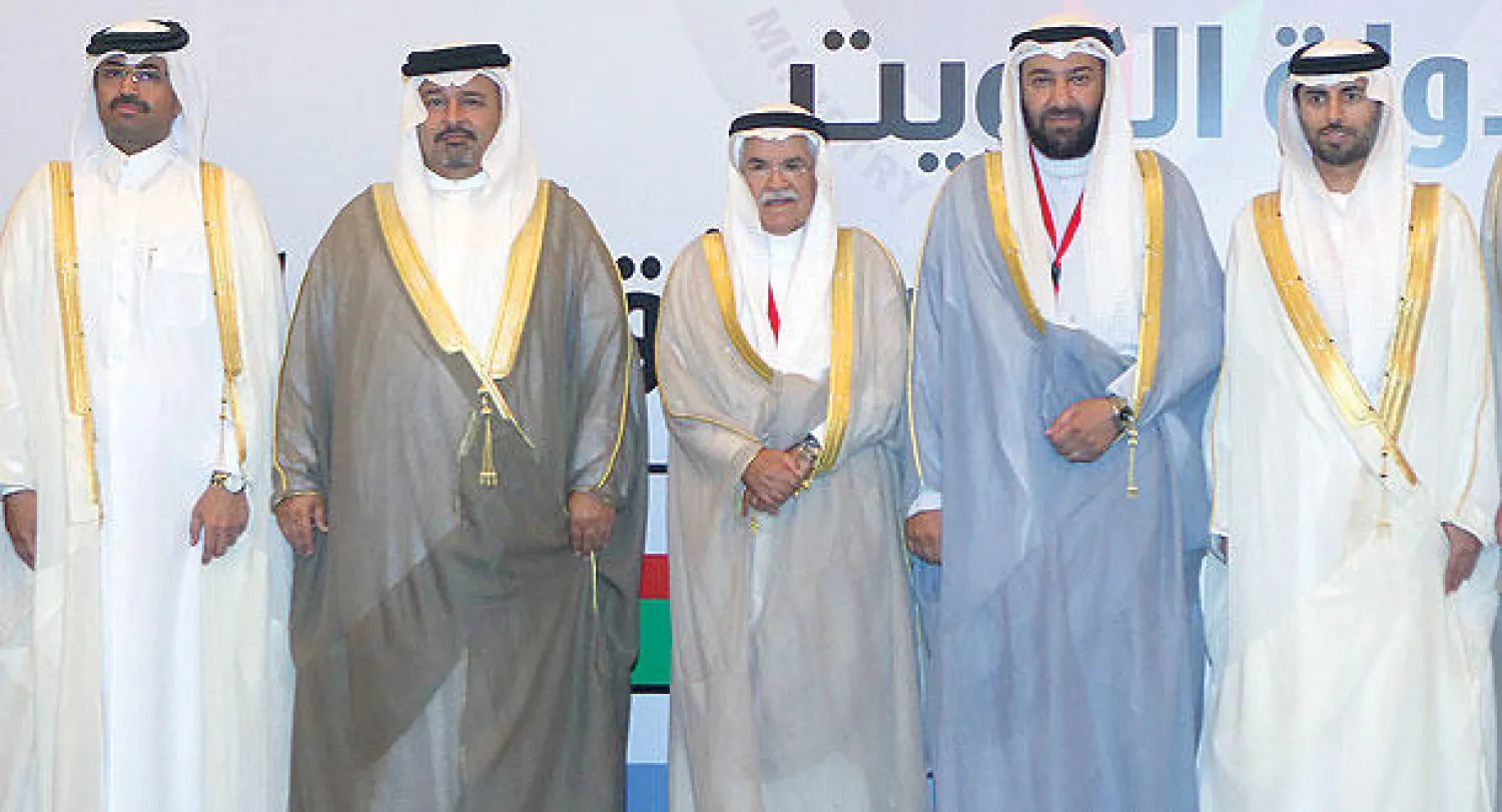 من اليسار: وزراء النفط، القطري محمد بن صالح ، والبحريني الشيخ أحمد بن محمد آل خليفة، والسعودي علي النعيمي، والكويتي علي العمير، والإماراتي سهيل المزروعي قبل اجتماع وزراء النفط في مجلس التعاون الخليجي في الكويت (أ.ف.ب)