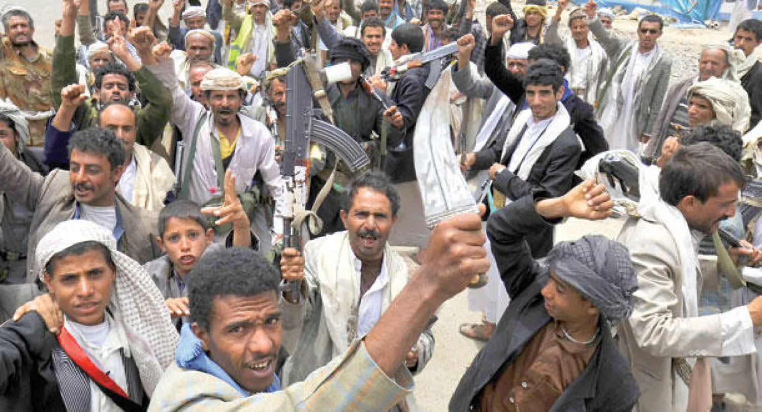 مؤيدون لحركة الحوثيين يهتفون بشعارات ضد الحكومة اليمنية أثناء مظاهرة احتجاجية في العاصمة صنعاء أمس (إ.ب.أ)