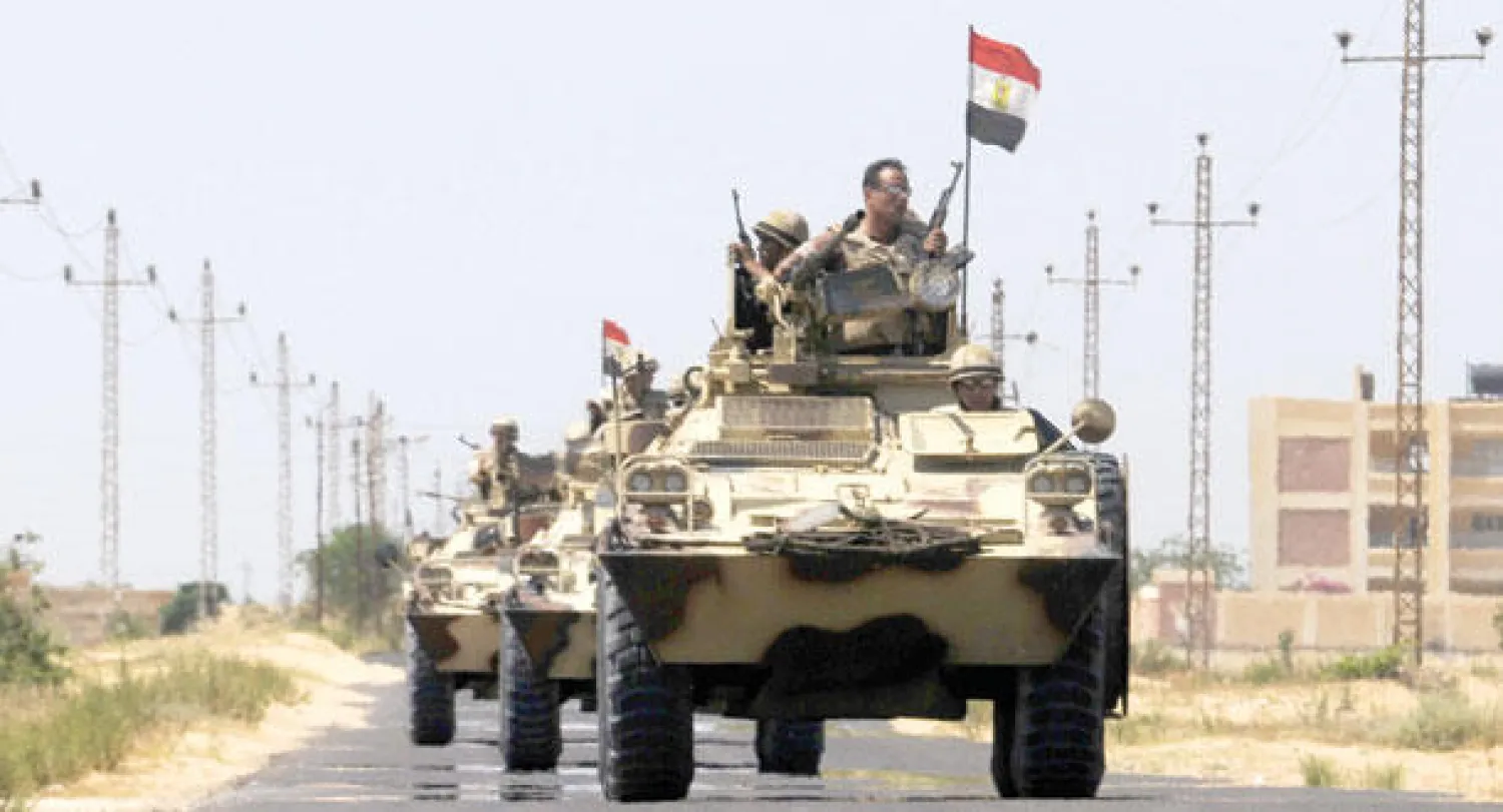 مدرعات الجيش المصري على حدود مصر مع غزة حيث ينتشر جنود مصريون في منطقة معبر رفح  (أ.ف.ب)