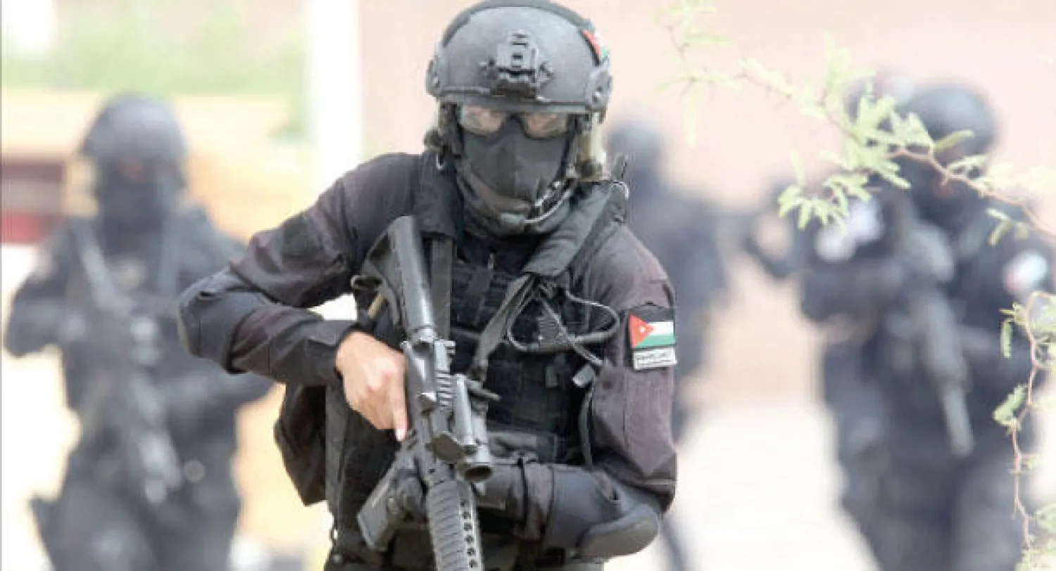 جندي أردني يشارك في تدريبات عسكرية ضمت 20 دولة منها الولايات المتحدة ودول اقليمية بالعقبة الصيف الماضي (غيتي)