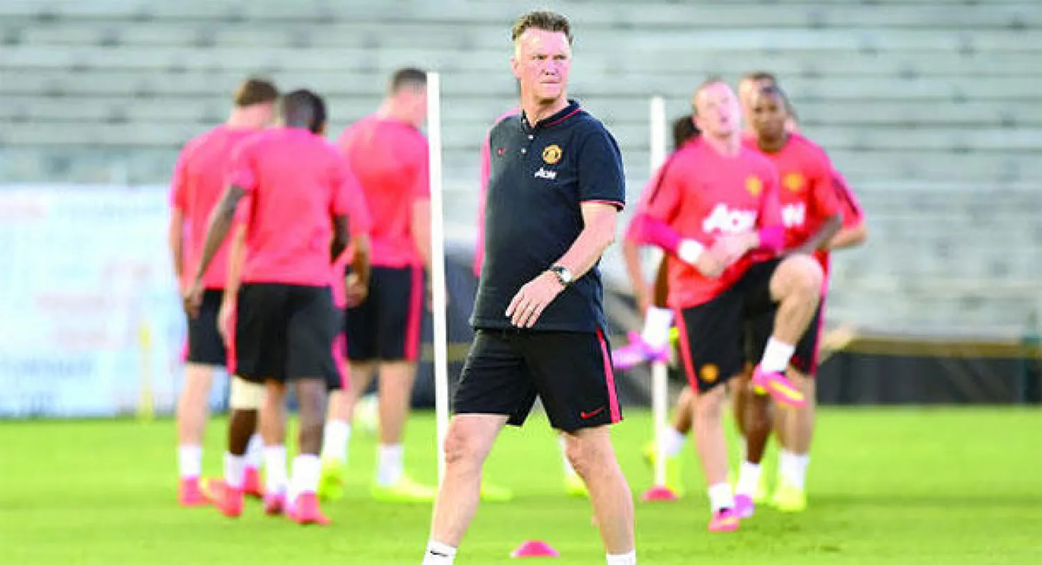 الضغوط تزداد على فان غال لتحقيق إنجاز بعد صفقاته القياسية ومطالب إدارة يونايتد (أ.ف.ب)