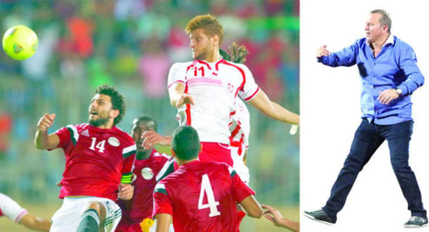 غريب مدرب مصر يواجه مطالب الإقالة   -  فخر الدين نجم تونس وصاحب هدف الفوز (أعلى يمين) يقفز لتسديد كرة وسط دفاع مصر (رويترز)