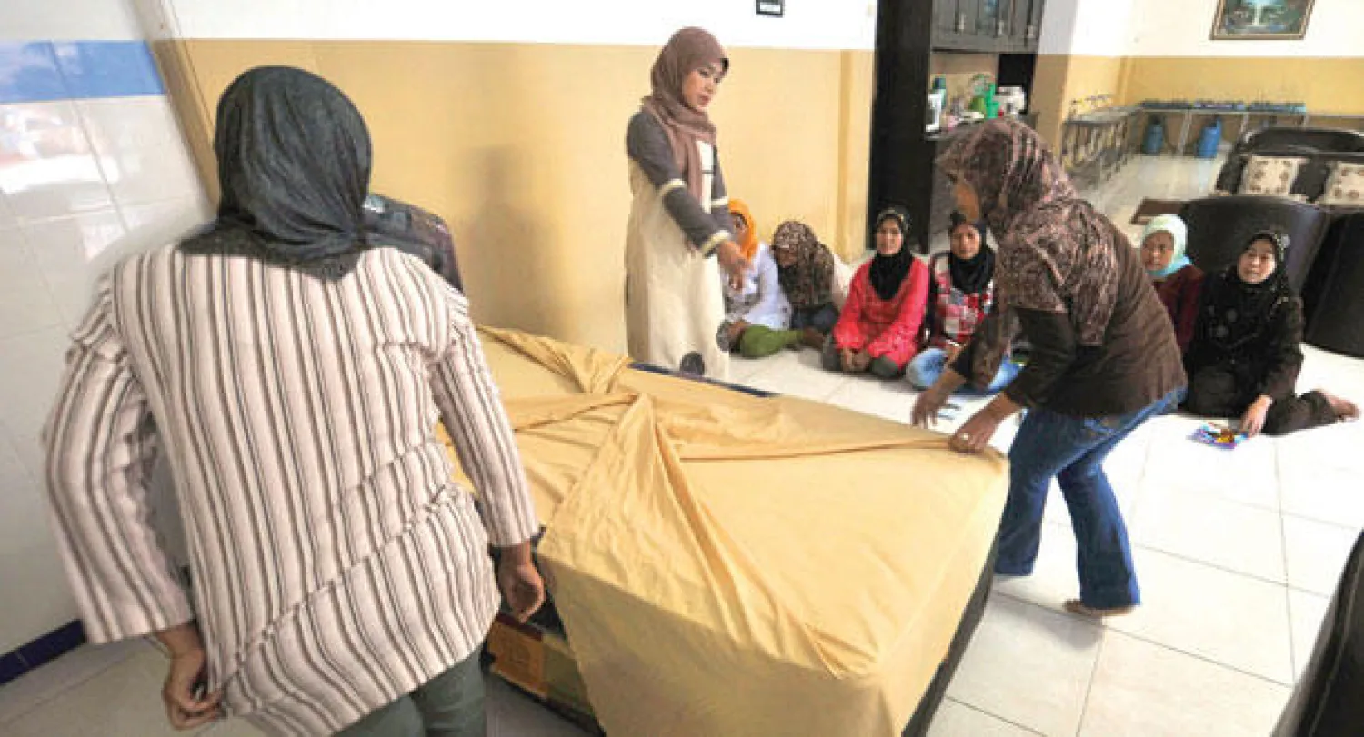 عاملات إندونيسيات يتدربن على المهام المنزلية قبل السفر للعمل في الخارج («الشرق الأوسط»)