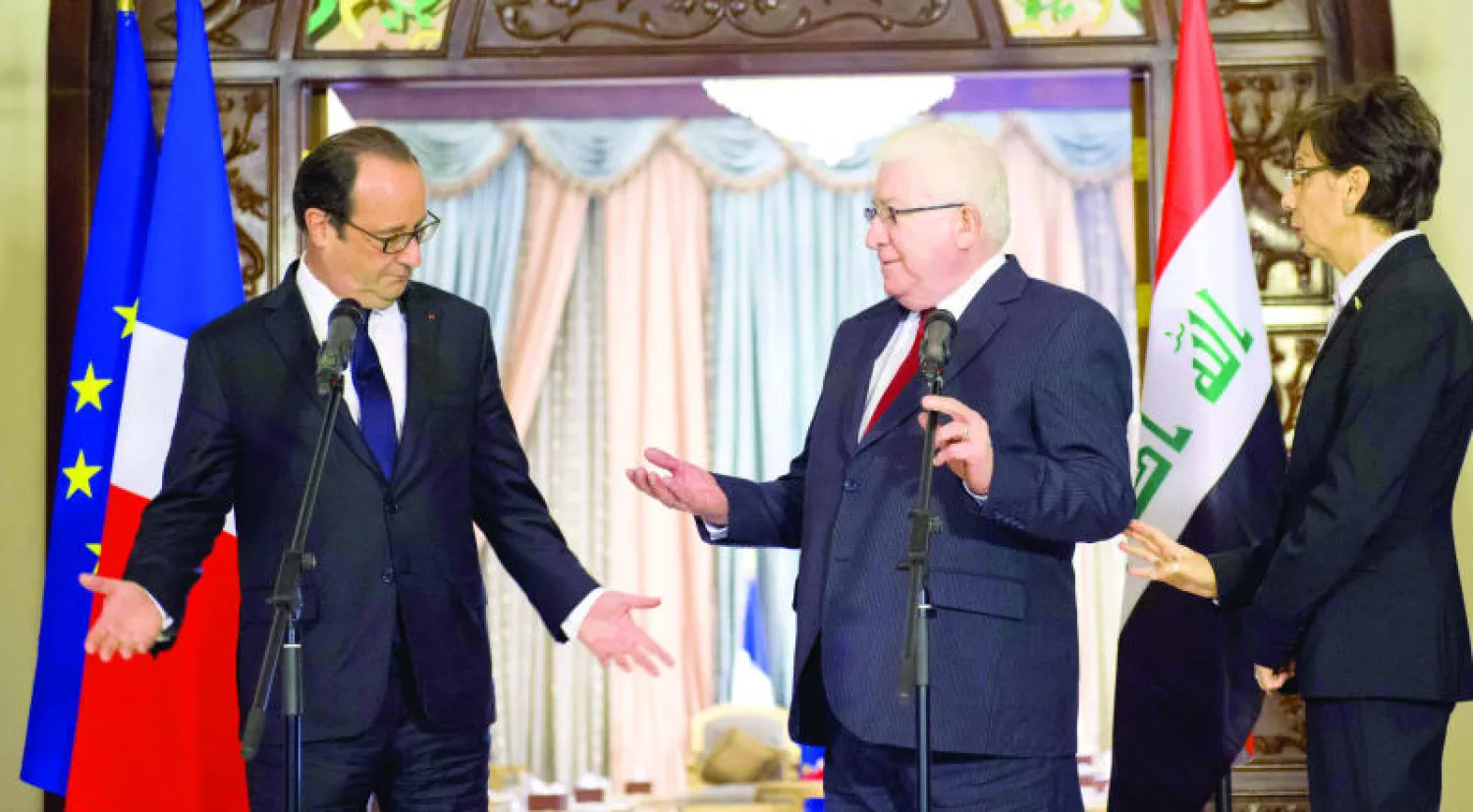 الرئيس الفرنسي فرنسوا هولاند والرئيس العراقي فؤاد معصوم خلال المؤتمر الصحافي الذي عقد عقب اجتماعهما في القصر الرئاسي في بغداد (أ.ف.ب)