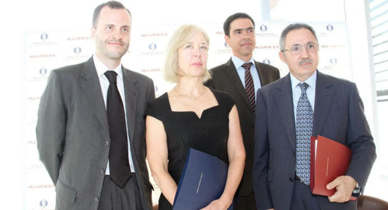 محمد العلمي الأزرق إلى جانب كلوديا باندريد مديرة البنك الأوروبي للتنمية المكلفة العقار والسياحة عقب توقيع اتفاقية الشراكة أمس في الدار البيضاء («الشرق الأوسط»)