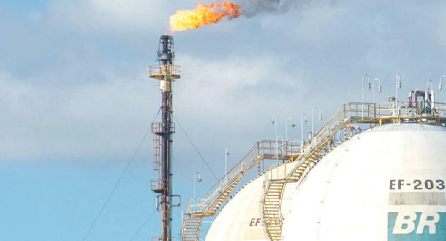 برنت ينزل دون 98 دولارا متأثرا بضعف الطلب وصعود الدولار