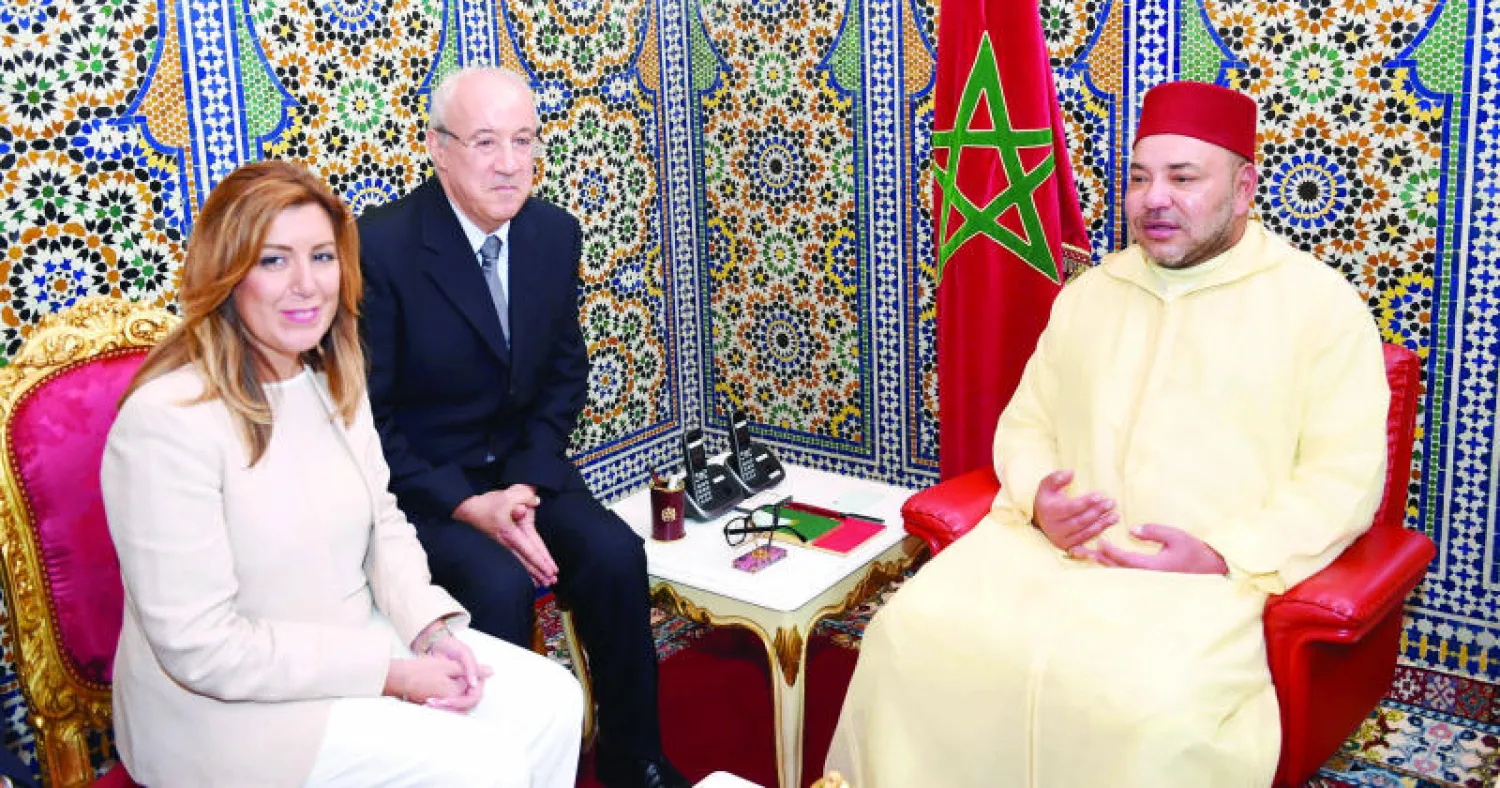 العاهل المغربي الملك محمد السادس لدى استقباله سوزانا دياز رئيسة الحكومة المستقلة للأندلس في القصر الملكي بتطوان أمس (ماب)