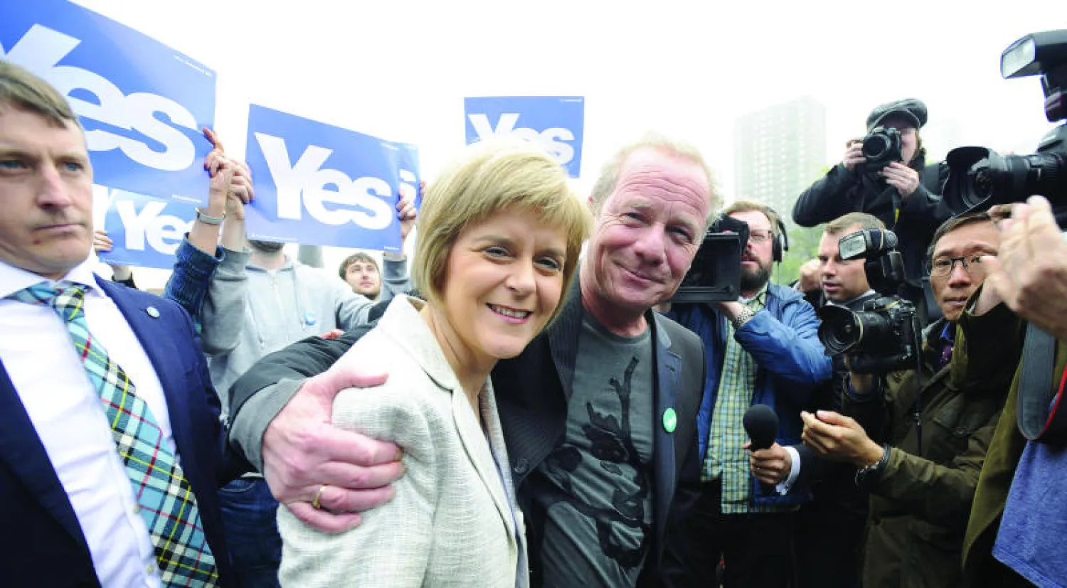نائبة رئيس وزراء الحكومة المحلية الاسكوتلندية نيكولا ستيرجون مع الممثل بيتر مالان في مدينة غلاسكو من أجل حملة «نعم» للانفصال (أ.ف.ب)