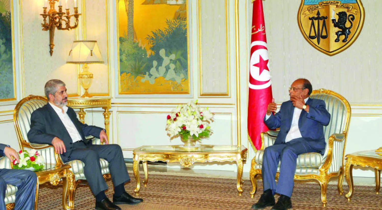 الرئيس التونسي المنصف المرزوقي لدى استقباله خالد مشعل في القصر الرئاسي في تونس أمس (أ.ف.ب)