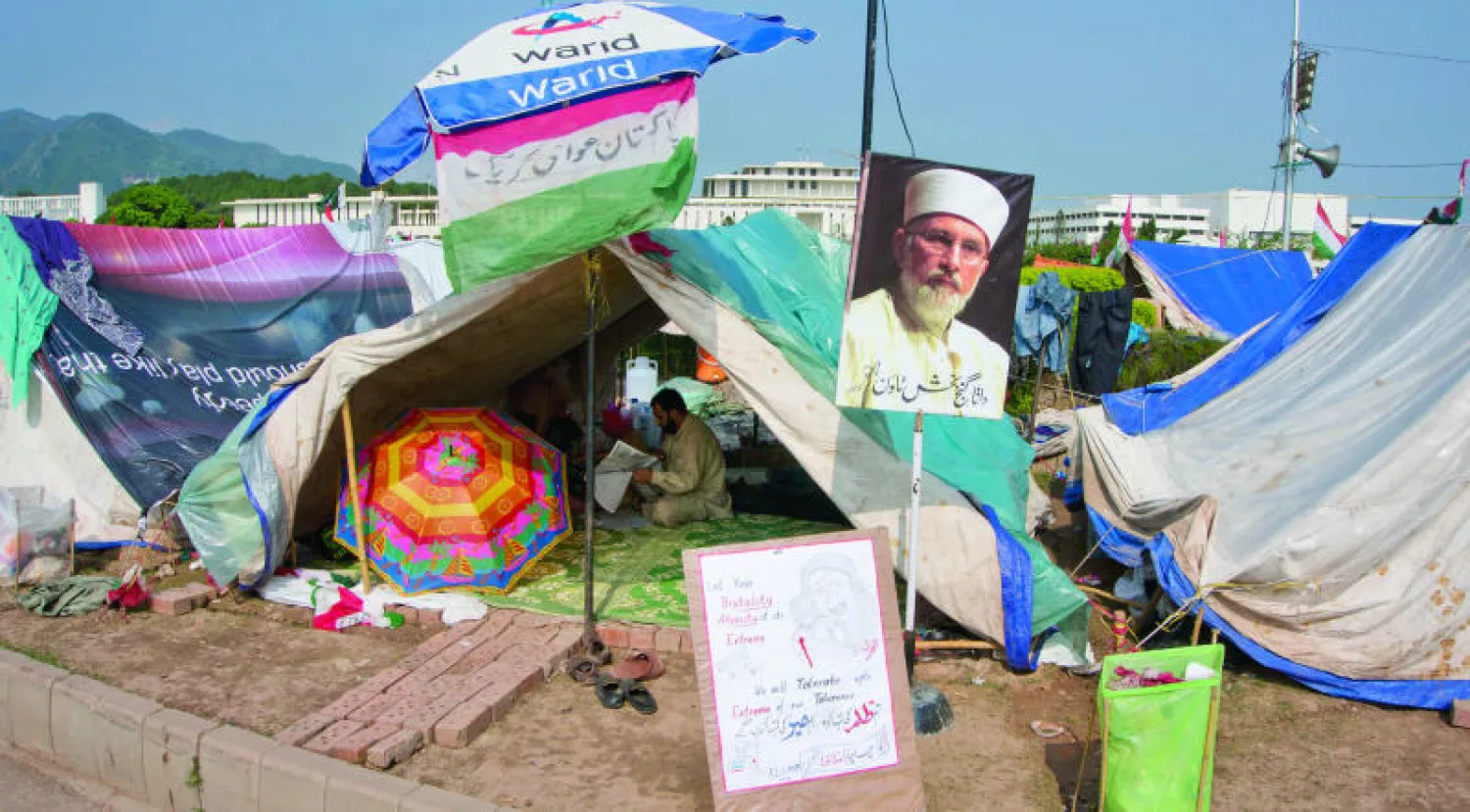 مؤيدون للقادري داخل خيام نصبوها منذ أسابيع قرب مبنى البرلمان في إسلام آباد (أ.ب)