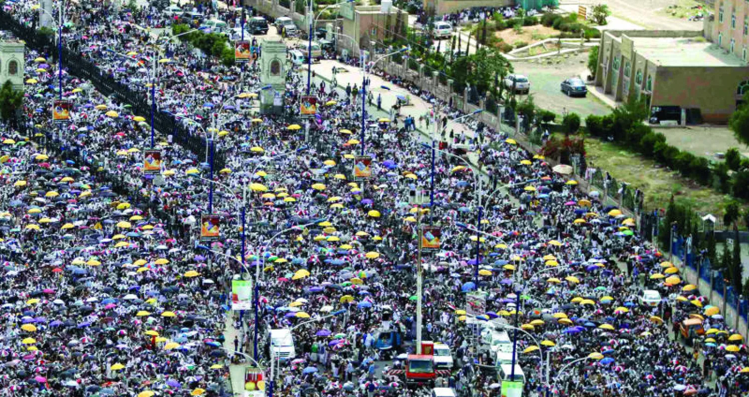 عشرات آلاف اليمنيين لدى مشاركتهم في مظاهرة دعت إليها الهيئة الشعبية للاصطفاف الوطني الداعمة للرئيس عبد ربه منصور هادي في صنعاء أمس (رويترز)