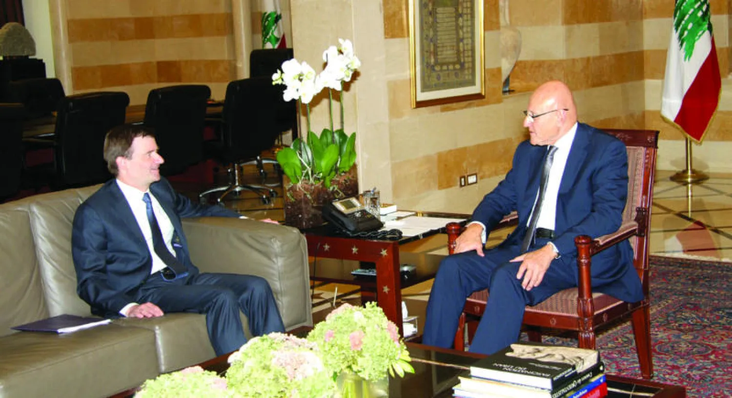 رئيس الحكومة اللبنانية تمام سلام لدى لقائه السفير الاميركي في بيروت أمس (دالاتي ونهرا)