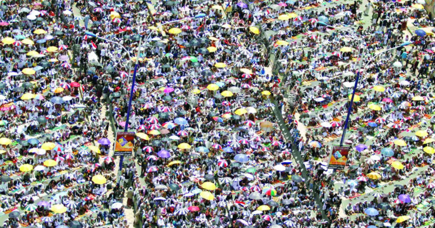 منظر جوي ليمنيين مؤيدين للحكومة أثناء أدائهم صلاة الجمعة في صنعاء أمس (رويترز)