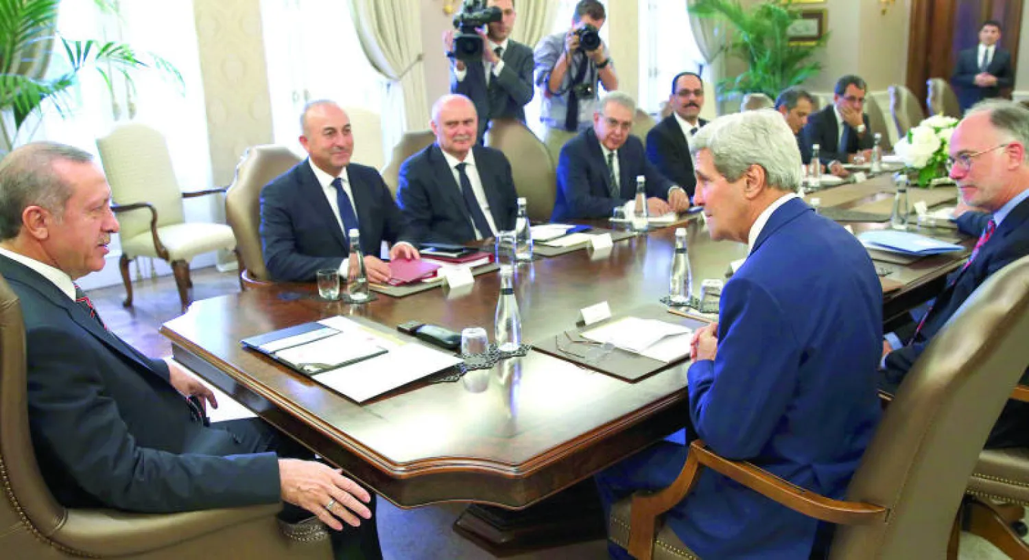 الرئيس التركي رجب طيب إردوغان لدى لقائه وزير الخارجية الأميركي جون كيري في أنقرة أمس (رويترز)