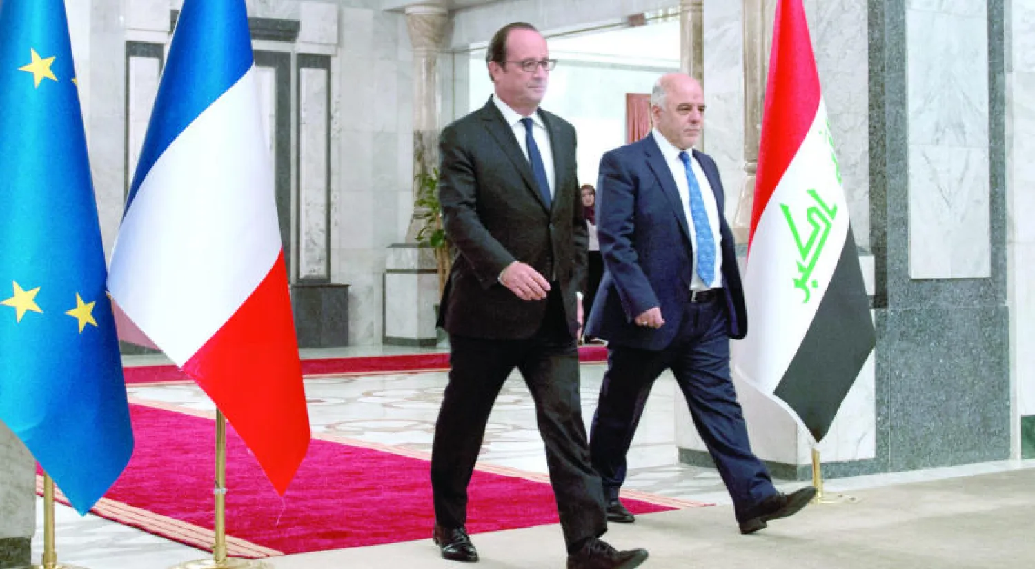 هولاند والعبادي قبيل بدء المؤتمر الصحافي الذي عقداه في بغداد أمس (أ.ب)