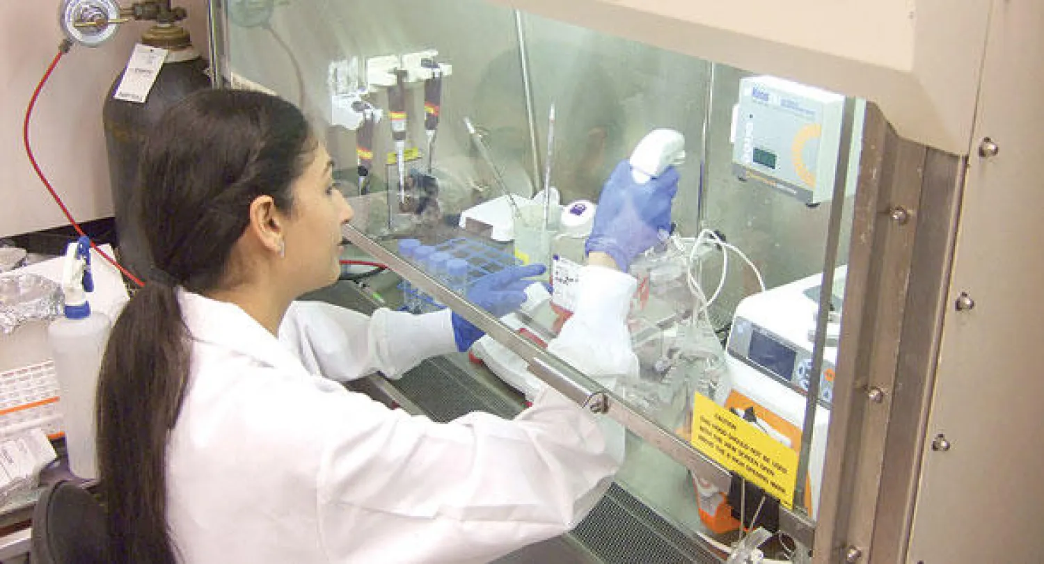 باحثة في جامعة توماس جيفرسون الأميركية في فيلادلفيا حيث يعكف فريق علمي على تطوير لقاح مضاد لفيروس إيبولا