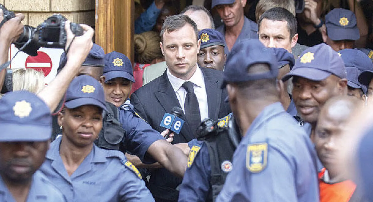 أوسكار بستوريوس عقب خروجه من قاعة المحكمة بعد صدور الحكم عليه بتهمة القتل غير المتعمد (أ.ف.ب)