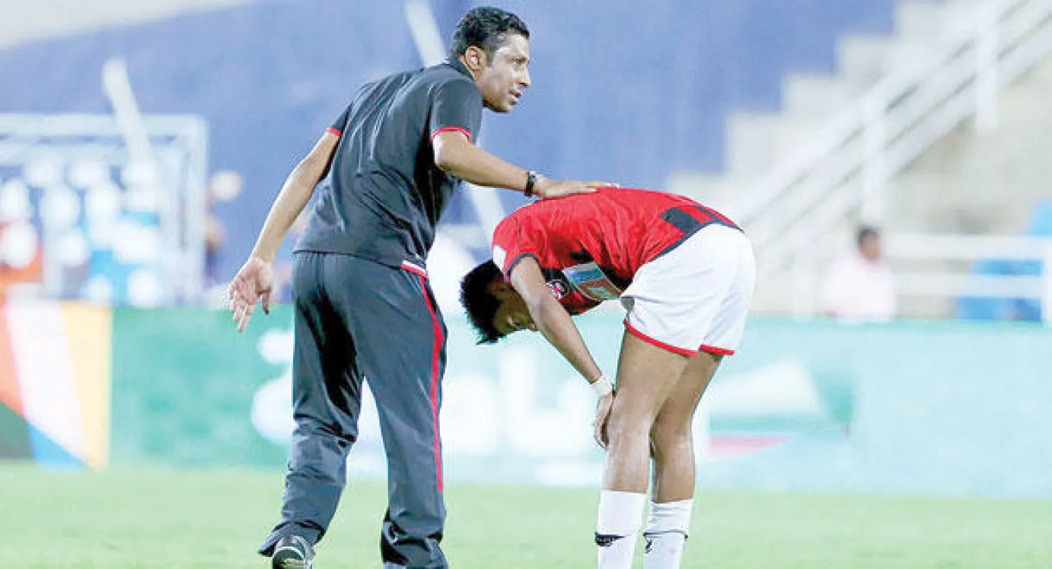 لاعب الرائد سلمان صبياني حزينا بعد التعادل أمام التعاون أول من أمس (تصوير: عبد العزيز النومان)