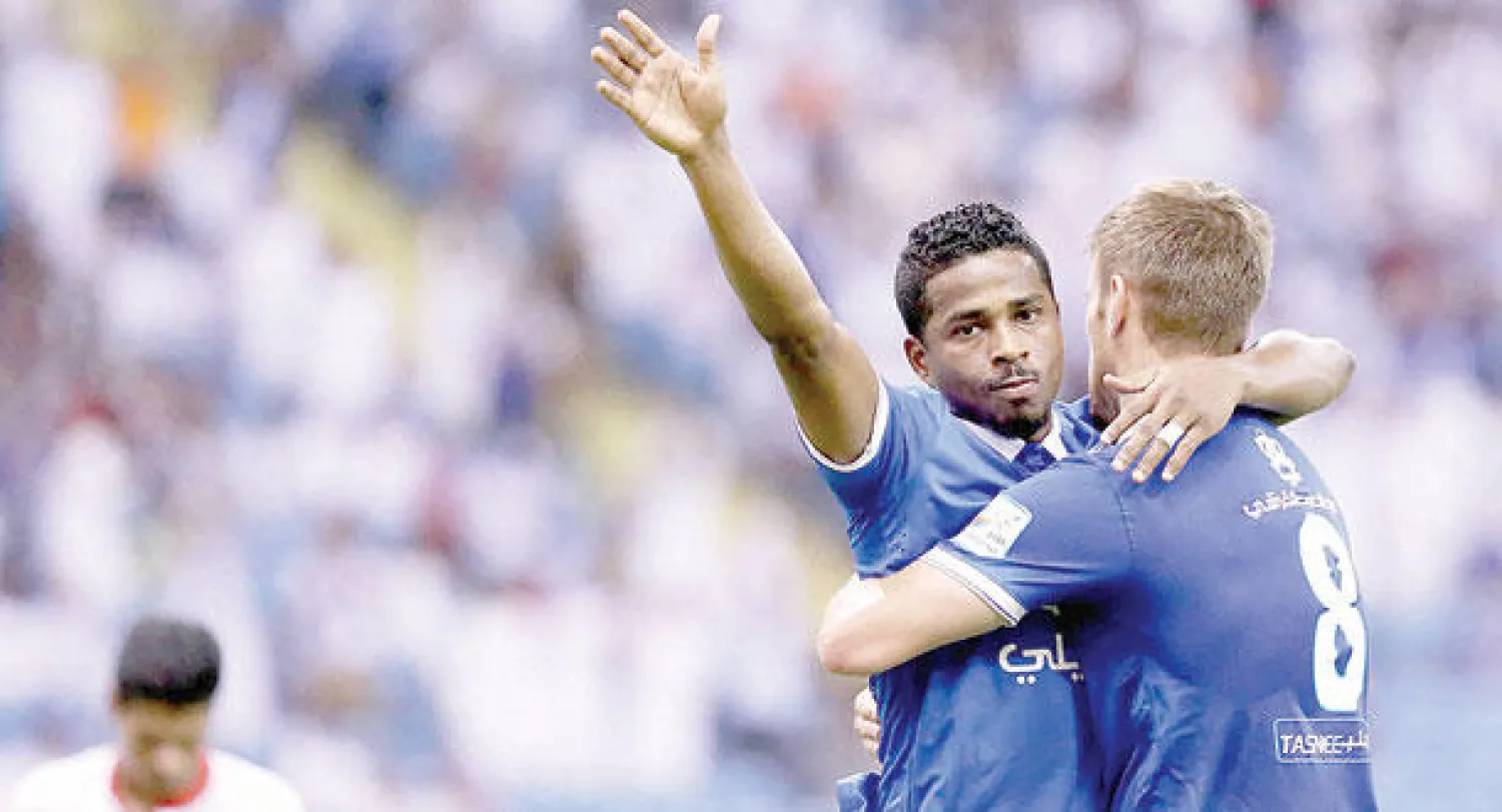 ناصر الشمراني بعد إحراز هدفه في مرمى نجران مع زميله بنتيلي (تصوير: علي العريفي)