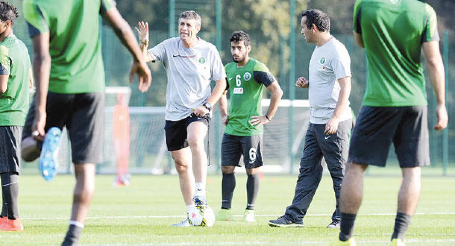 الإسباني لوبيز بات مهددا بالرحيل بسبب نتائج المنتخب السعودي المتذبذبة تحت قيادته