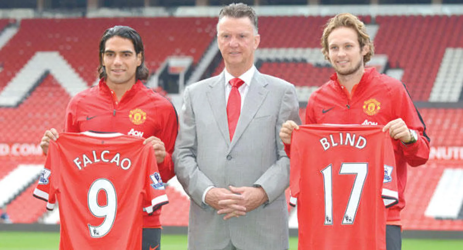 فان غال يتوسط فالكاو وبليند المنضمين حديثا ليونايتد (أ.ف.ب)