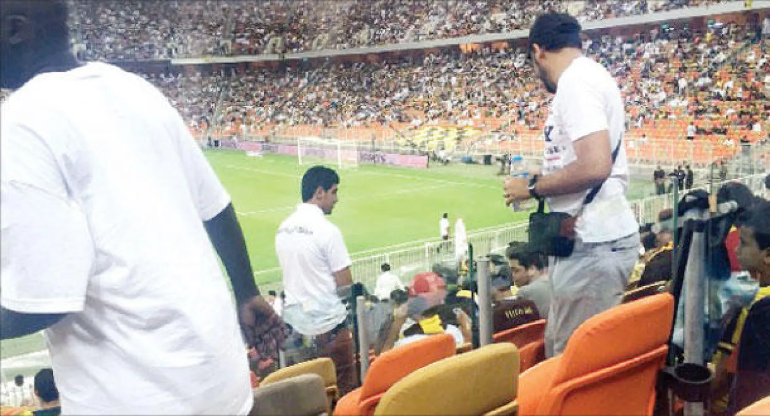 مباراة الاتحاد والعروبة أول من أمس شهدت عمليات دخول «غير نظامية» من قبل بعض الجماهير لمقاعد المنصة