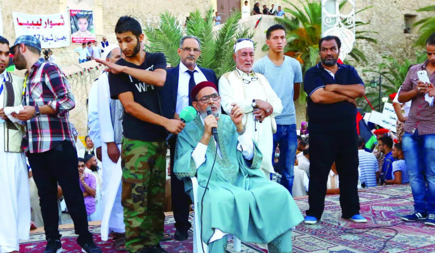 مفتي ليبيا الشيخ الصادق الغرياني محاطا بأنصاره خلال مظاهرة نظمتها الجماعات المتطرفة في طرابلس أمس (غيتي)