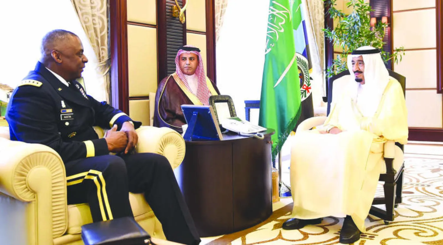 ولي العهد السعودي لدى لقائه في جدة قائد القيادة المركزية الأميركية أمس (واس)