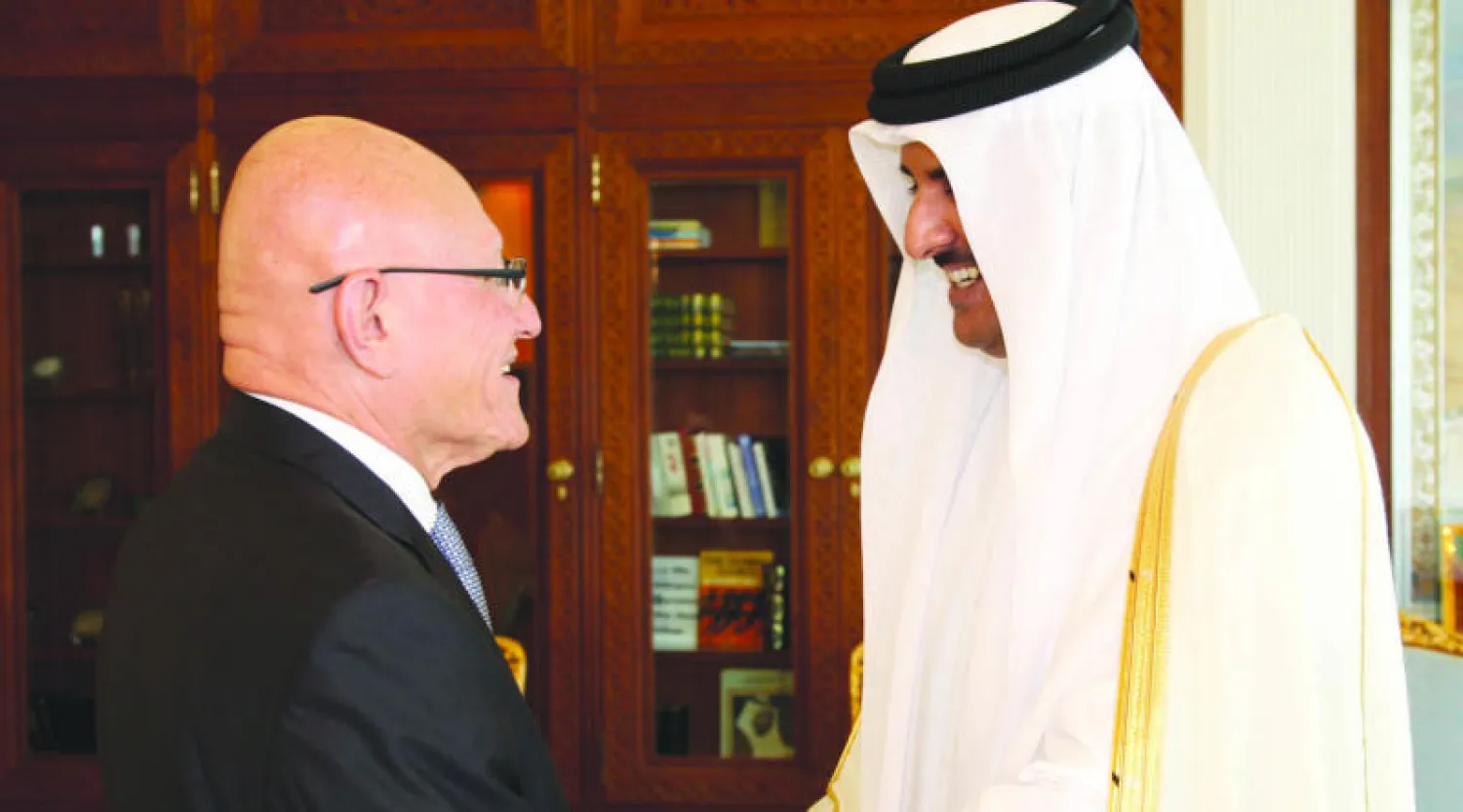 أمير قطر الشيخ تميم لدى استقباله رئيس الوزراء اللبناني تمام سلام في الدوحة أمس (دالاتي ونهرا)