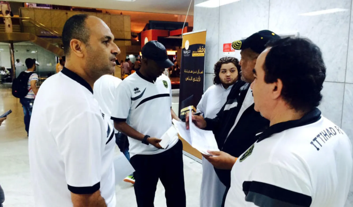 مدرب الاتحاد عمرو أنور في المطار قبل المغادرة إلى الرياض